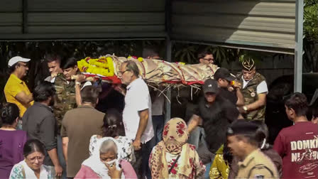AIIMS Bhopal के बाहर दूसरी अटॉप्सी के बाद अभिनेत्री ट्विशा शर्मा के पार्थिव शरीर को ले जाते परिवार के सदस्य।