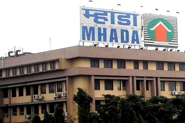 मुंबई में एक पुरानी सेस इमारत, जहां आवास बोर्ड के अधिकारियों द्वारा मानसून पूर्व सुरक्षा निरीक्षण और निकासी की जा रही है।