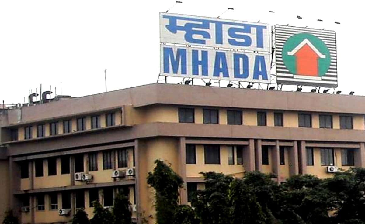 मुंबई में एक पुरानी सेस इमारत, जहां आवास बोर्ड के अधिकारियों द्वारा मानसून पूर्व सुरक्षा निरीक्षण और निकासी की जा रही है।