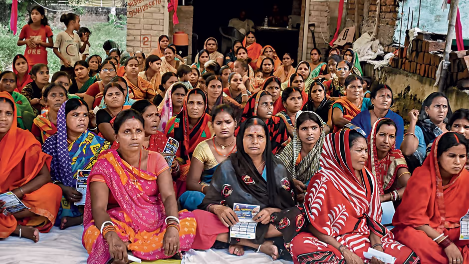 बिहार के ग्रामीण विकास मंत्री श्रवण कुमार जीविका दीदियों के लिए 2 लाख रुपये सहायता योजना की घोषणा करते हुए।