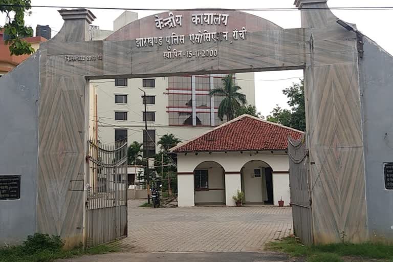 रांची में पुलिस एसोसिएशन के 10.5 करोड़ रुपये के खर्च की स्टेट ऑडिट जांच की मांग करते वर्दीधारी पुलिसकर्मी।