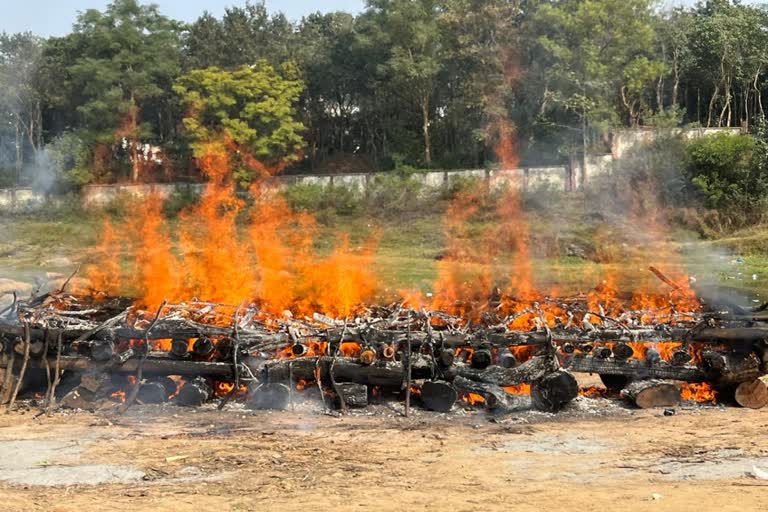 रांची में मुक्ति संस्था के सदस्य जुमार नदी तट पर अज्ञात शवों का विधि-विधान से अंतिम संस्कार करते हुए।