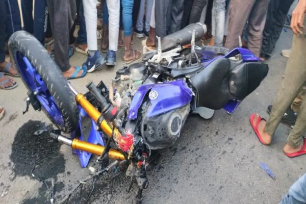 पलामू के मानतू थाना क्षेत्र में हुए सड़क हादसे के बाद पुलिस जांच करती हुई।