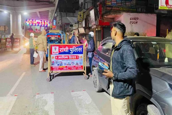 रांची के अरगोड़ा क्षेत्र में शराब दुकानों के पास अड्डाबाजी रोकने के लिए गश्त करती पुलिस टीम।