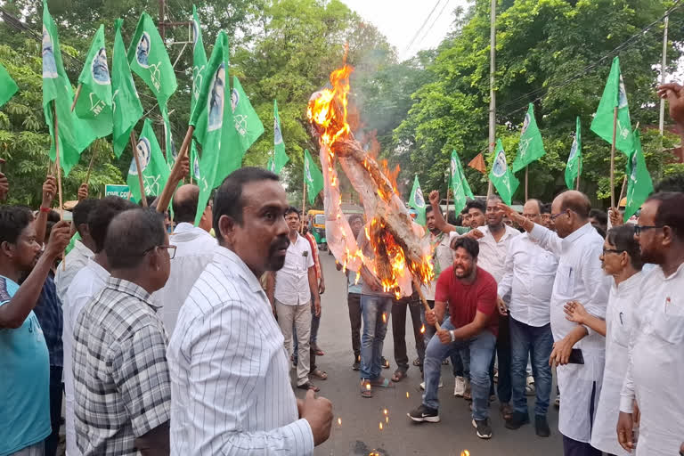 जामताड़ा के इंदिरा चौक पर नीट पेपर लीक और महंगाई के खिलाफ केंद्रीय शिक्षा मंत्री का पुतला फूंकते जेएमएम कार्यकर्ता।