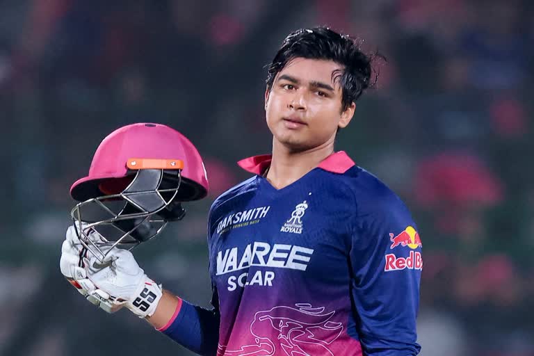 सनराइजर्स हैदराबाद के खिलाफ एलिमिनेटर मैच में क्रिस गेल का सर्वाधिक छक्कों का रिकॉर्ड तोड़ने के बाद जश्न मनाते राजस्थान रॉयल्स के बल्लेबाज वैभव सूर्यवंशी।