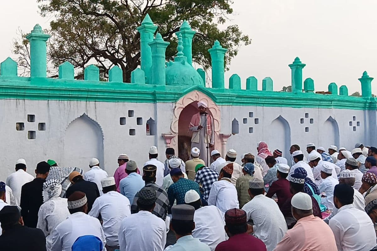 रांची में बकरीद के अवसर पर मस्जिद के बाहर ईद-उल-अजहा की नमाज अदा करने के लिए एकत्रित हुए नमाजी।