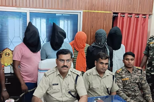 बोकारो के बेरमो क्षेत्र में पड़ोसियों के बीच हुए हिंसक संघर्ष के बाद कार्रवाई करती पुलिस।