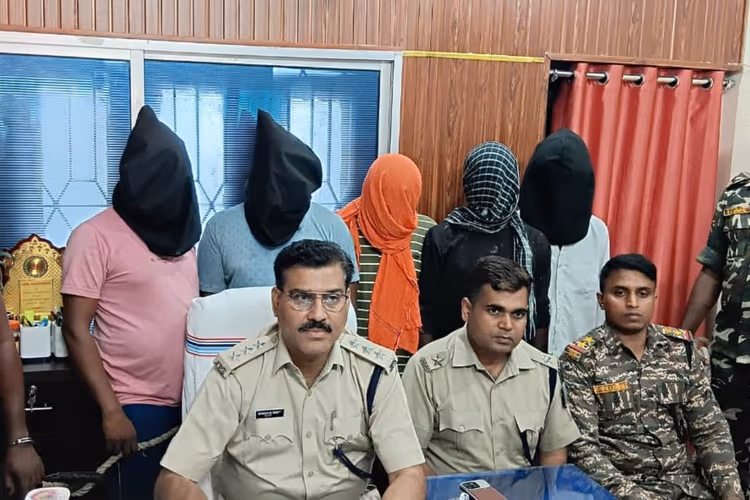 बोकारो के बेरमो क्षेत्र में पड़ोसियों के बीच हुए हिंसक संघर्ष के बाद कार्रवाई करती पुलिस।