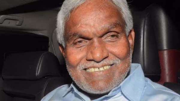 झारखंड के पूर्व मुख्यमंत्री चंपाई सोरेन ने राज्य में बढ़ते चर्च निर्माण और आदिवासी प्रकृति पूजा पर सवाल उठाए।
