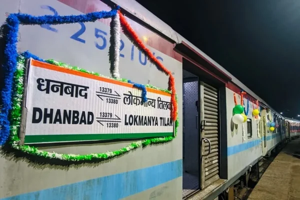 टोरी रेलवे स्टेशन पर धनबाद-LTT एक्सप्रेस के पहले ठहराव के दौरान उपस्थित रेलवे अधिकारी और आरपीएफ जवान।