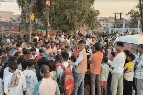 रांची के बड़ा तालाब के पास बिजली से हुई मौत के विरोध में सड़क जाम करते ग्रामीण और पुलिस बल।