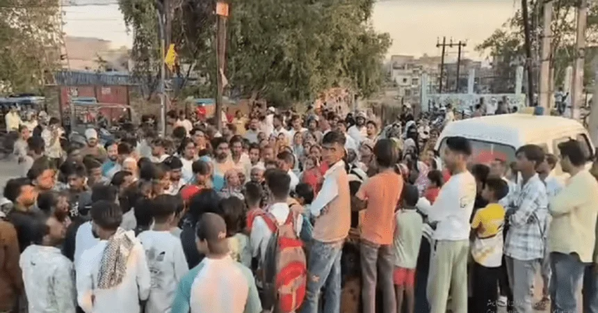 रांची के बड़ा तालाब के पास बिजली से हुई मौत के विरोध में सड़क जाम करते ग्रामीण और पुलिस बल।