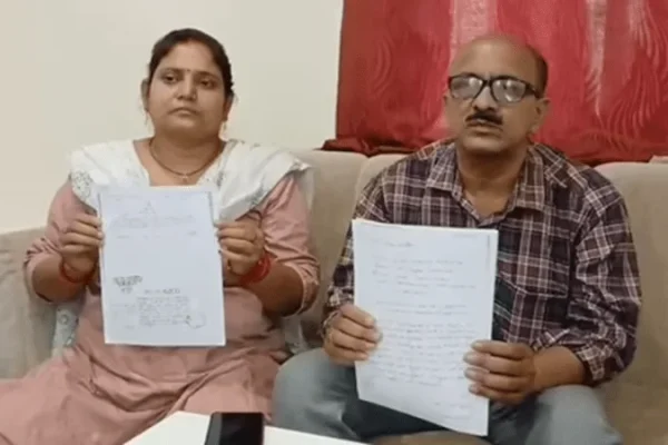 गया में जमीन विवाद को लेकर न्याय की गुहार लगाते पीड़ित दंपति निखिल कुमार और नूतन सिंह।