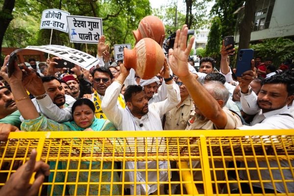 नई दिल्ली में कोंडली से आप विधायक कुलदीप कुमार ने दिल्ली जल बोर्ड के बाहर पानी की किल्लत पर मटका फोड़ प्रदर्शन किया।