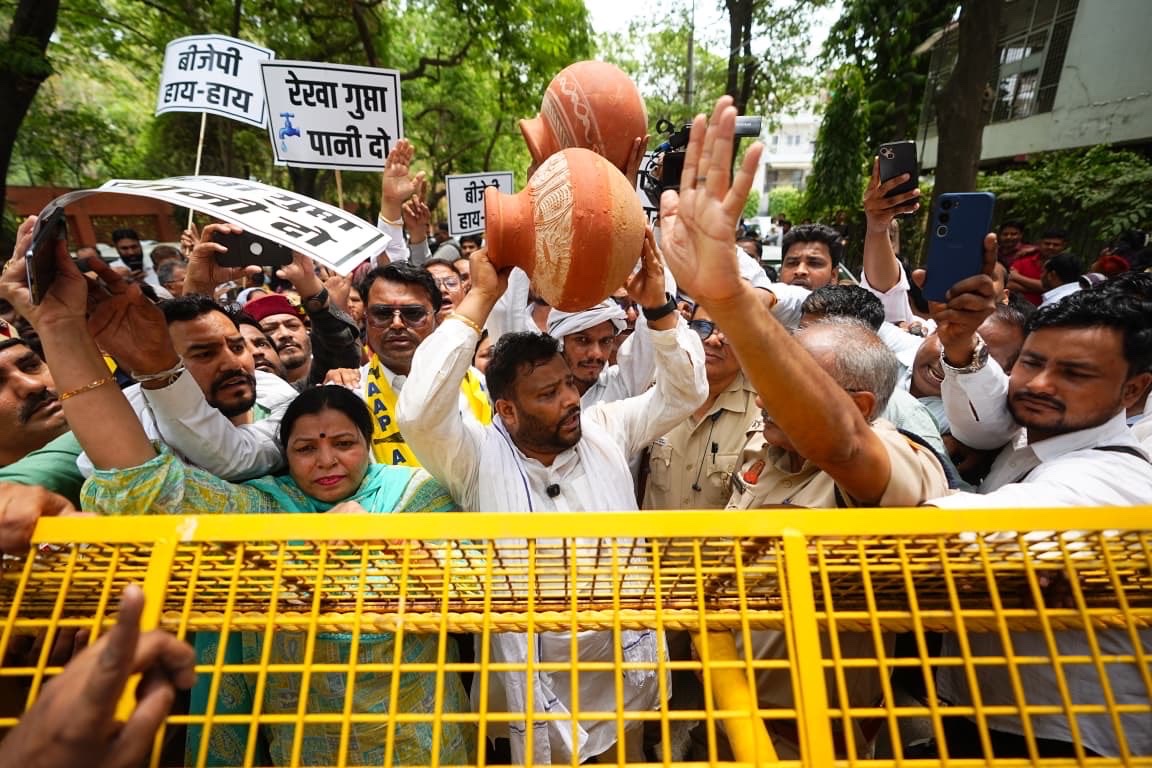 नई दिल्ली में कोंडली से आप विधायक कुलदीप कुमार ने दिल्ली जल बोर्ड के बाहर पानी की किल्लत पर मटका फोड़ प्रदर्शन किया।