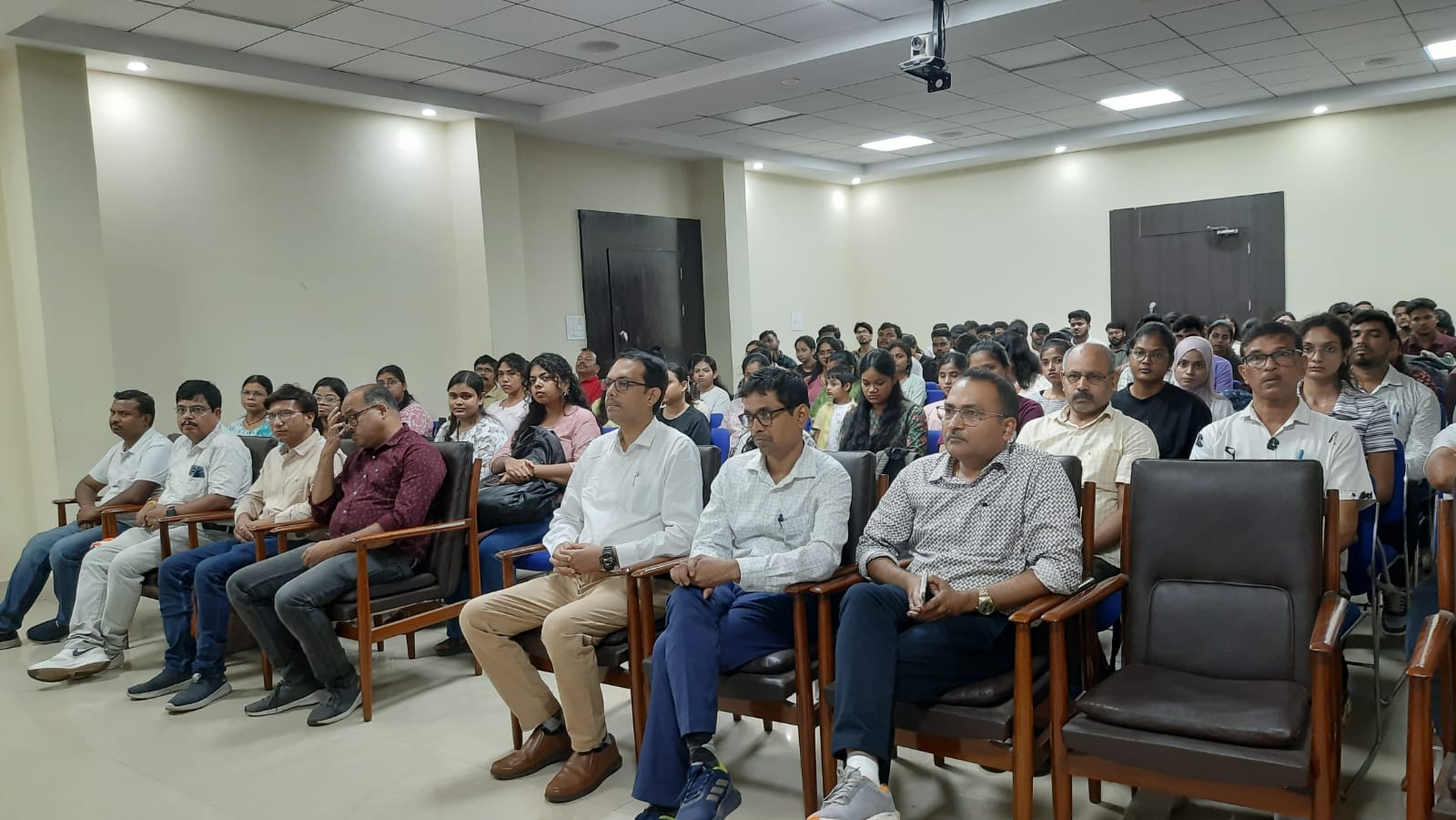 रांची के बीआईटी मेसरा में सीआईएफ समर इंटर्नशिप प्रोग्राम 2026 के उद्घाटन सत्र के दौरान मंचासीन प्रोफेसर और प्रतिभागी।