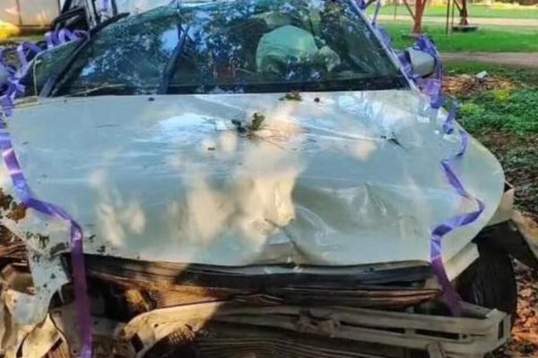 रांची के सोनाहातू में खाई में गिरी दुर्घटनाग्रस्त कार जिसमें दूल्हा-दुल्हन समेत चार लोग घायल हुए।