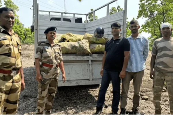 CISF के जवान खलारी के चूरी माइंस में अवैध कोयला जब्त करने के लिए ड्रोन तकनीक का उपयोग कर रहे हैं।