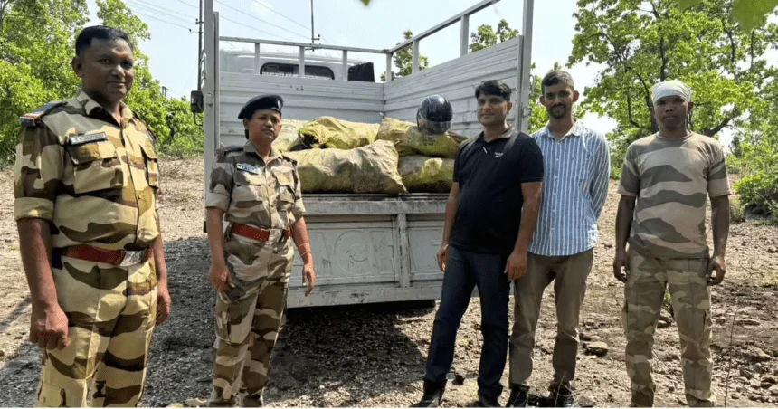 CISF के जवान खलारी के चूरी माइंस में अवैध कोयला जब्त करने के लिए ड्रोन तकनीक का उपयोग कर रहे हैं।
