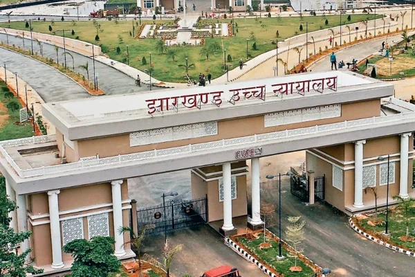 झारखंड हाईकोर्ट का दृश्य जहाँ शराब घोटाला मामले में आरोपी राजीव झा को अग्रिम जमानत दी गई।