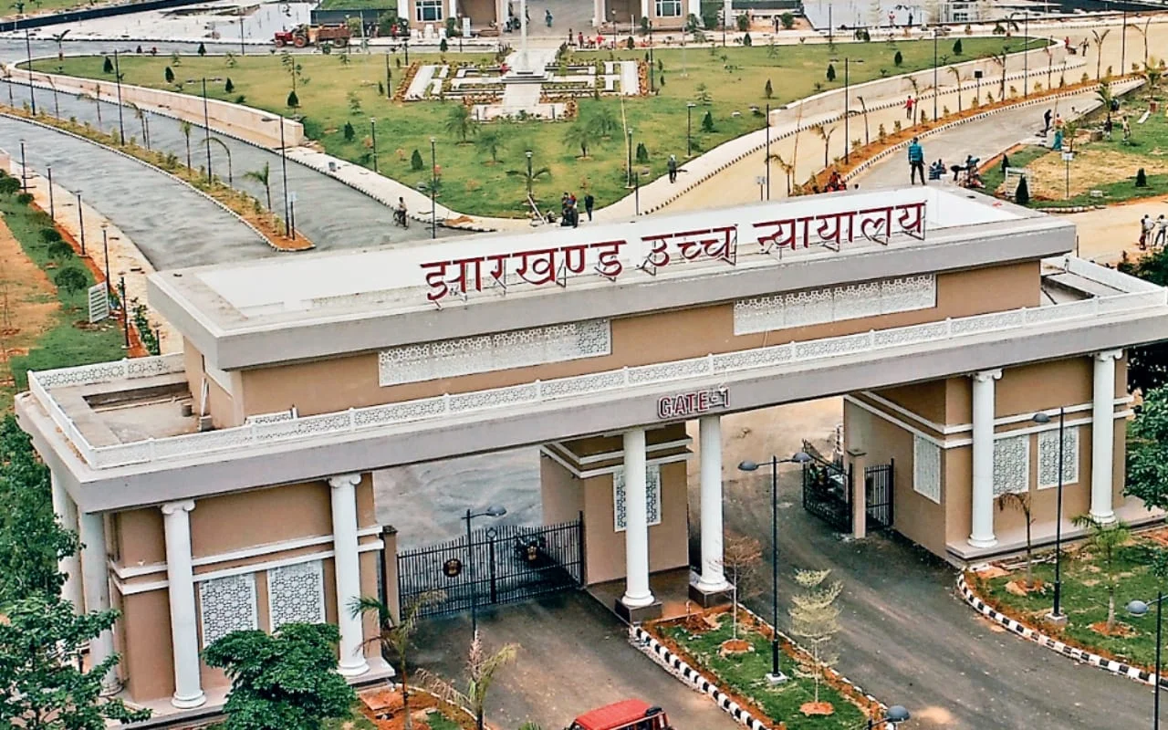 झारखंड हाईकोर्ट का दृश्य जहाँ शराब घोटाला मामले में आरोपी राजीव झा को अग्रिम जमानत दी गई।