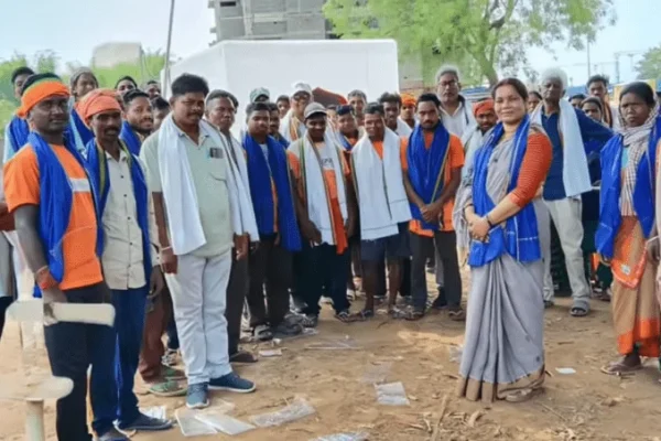 खलारी में मजदूर दिवस समारोह के दौरान श्रमिकों को सम्मानित करतीं डालसा प्रतिनिधि रंजना गिरि।