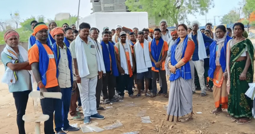 खलारी में मजदूर दिवस समारोह के दौरान श्रमिकों को सम्मानित करतीं डालसा प्रतिनिधि रंजना गिरि।