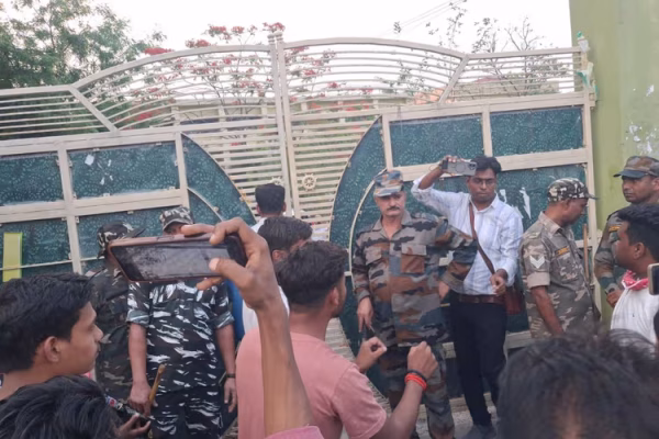 पलामू के मेदिनीनगर स्थित योध सिंह नामधारी महिला कॉलेज परीक्षा केंद्र के बाहर नीट यूजी परीक्षा के दौरान छात्र।