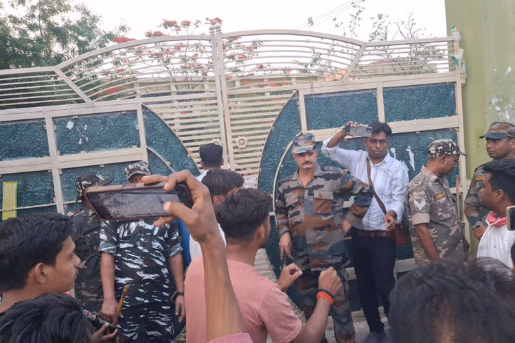 पलामू के मेदिनीनगर स्थित योध सिंह नामधारी महिला कॉलेज परीक्षा केंद्र के बाहर नीट यूजी परीक्षा के दौरान छात्र।