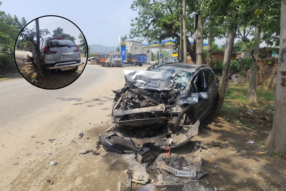 रामगढ़ के पतरातू में सड़क हादसे के बाद क्षतिग्रस्त कार के पास एकत्रित हुए पुलिसकर्मी और स्थानीय लोग।