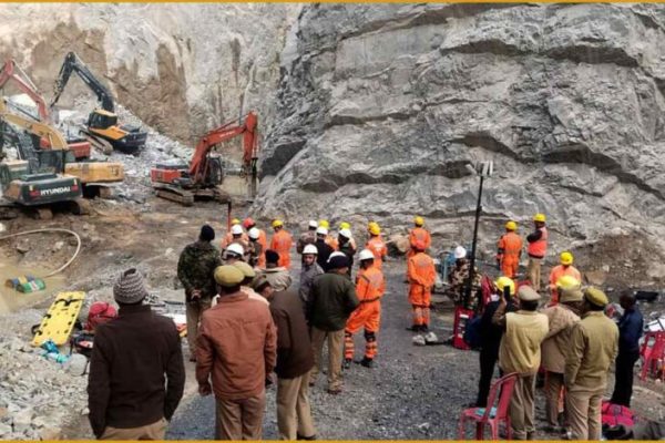 कतरास के बेनीडीह अंबे माइनिंग आउटसोर्सिंग दुर्घटना स्थल पर राहत कार्य के लिए एकत्र हुए स्थानीय लोग और कर्मी।