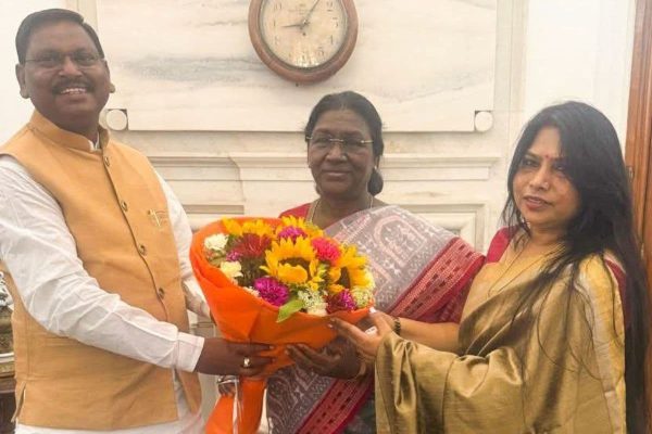 नई दिल्ली के राष्ट्रपति भवन में राष्ट्रपति द्रौपदी मुर्मू से शिष्टाचार भेंट करते अर्जुन मुंडा और मीरा मुंडा।