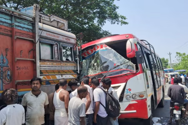 सरायकेला-खरसावां के ईचागढ़ में तुता मोड़ पर बस और ट्रक की भीषण टक्कर के बाद राहत कार्य में जुटे स्थानीय लोग।