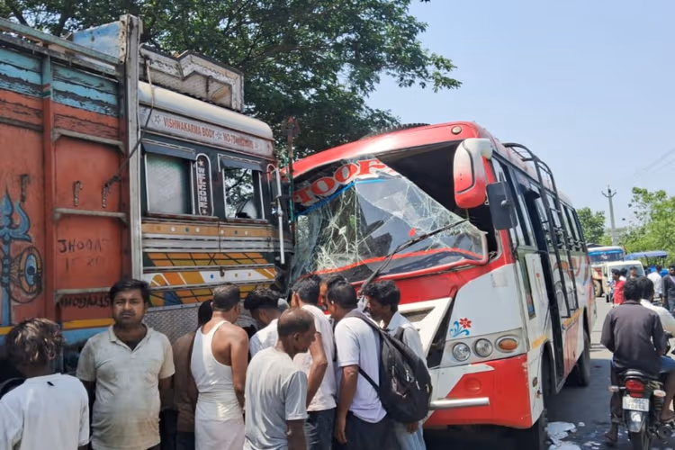 सरायकेला-खरसावां के ईचागढ़ में तुता मोड़ पर बस और ट्रक की भीषण टक्कर के बाद राहत कार्य में जुटे स्थानीय लोग।