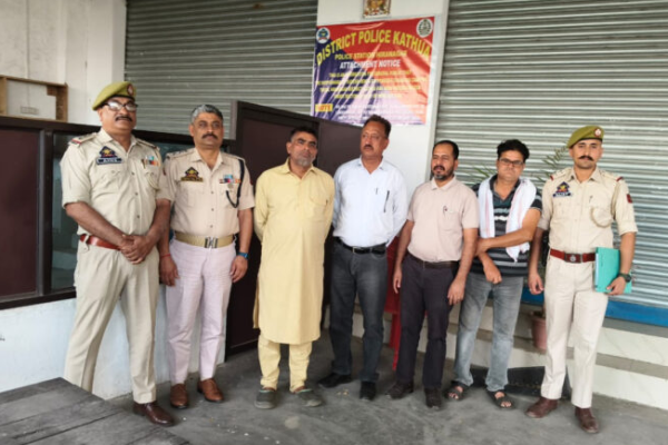 जम्मू-कश्मीर के कठुआ में एनडीपीएस एक्ट के तहत नशा तस्कर सुदेश मेहता की 1.25 करोड़ की संपत्ति कुर्क करती पुलिस