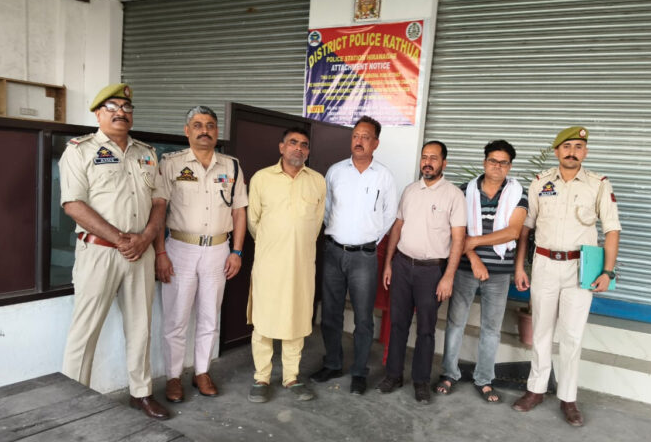 जम्मू-कश्मीर के कठुआ में एनडीपीएस एक्ट के तहत नशा तस्कर सुदेश मेहता की 1.25 करोड़ की संपत्ति कुर्क करती पुलिस