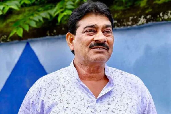 प्रयागराज में पूर्व टीएमसी विधायक खोकन दास को गिरफ्तार करने के बाद कानूनी कार्रवाई करती संयुक्त पुलिस टीम।