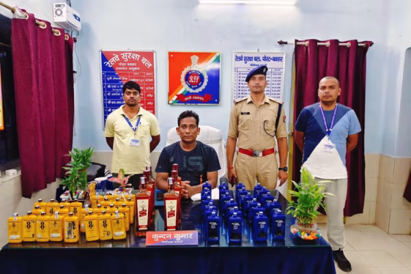 बक्सर रेलवे स्टेशन पर आरपीएफ और जीआरपी द्वारा एक्सप्रेस ट्रेन से जब्त की गई अंग्रेजी शराब की बोतलें।