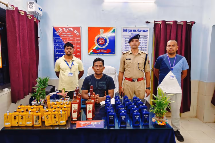 बक्सर रेलवे स्टेशन पर आरपीएफ और जीआरपी द्वारा एक्सप्रेस ट्रेन से जब्त की गई अंग्रेजी शराब की बोतलें।
