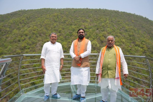 राजगीर जू-सफारी के दौरे पर पहुंचे बिहार के मुख्यमंत्री सम्राट चौधरी जिन्होंने सिंह शावक का नाम लक्ष्मी रखा।