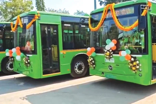 झारखंड सरकार पर्यावरण अनुकूल इलेक्ट्रिक बसों की शुरुआत करने जा रही है, जिसमें छात्रों और बुजुर्गों को मुफ्त यात्रा की सुविधा मिल सकती है।