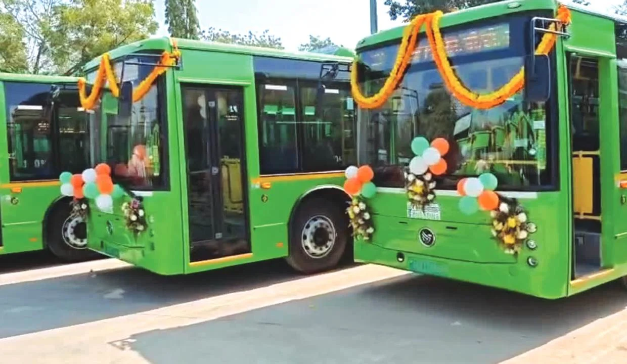झारखंड सरकार पर्यावरण अनुकूल इलेक्ट्रिक बसों की शुरुआत करने जा रही है, जिसमें छात्रों और बुजुर्गों को मुफ्त यात्रा की सुविधा मिल सकती है।