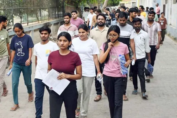 झारखंड संयुक्त प्रवेश प्रतियोगिता परीक्षा की तैयारी करते हुए परीक्षा केंद्र के बाहर खड़े अभ्यर्थी।