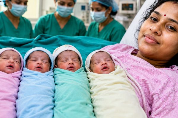 बिहार के सिवान में एक महिला द्वारा एक साथ चार बच्चों को जन्म देने के बाद अस्पताल के बाहर जुटी लोगों की भीड़।