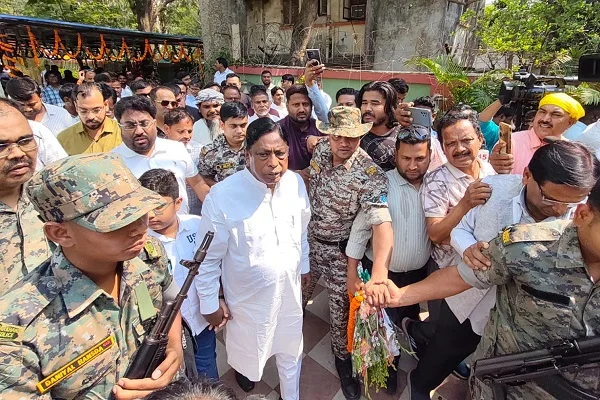 रांची के होटवार जेल से रिहा होने के बाद समर्थकों के बीच पहुंचे झारखंड के पूर्व मंत्री आलमगीर आलम।
