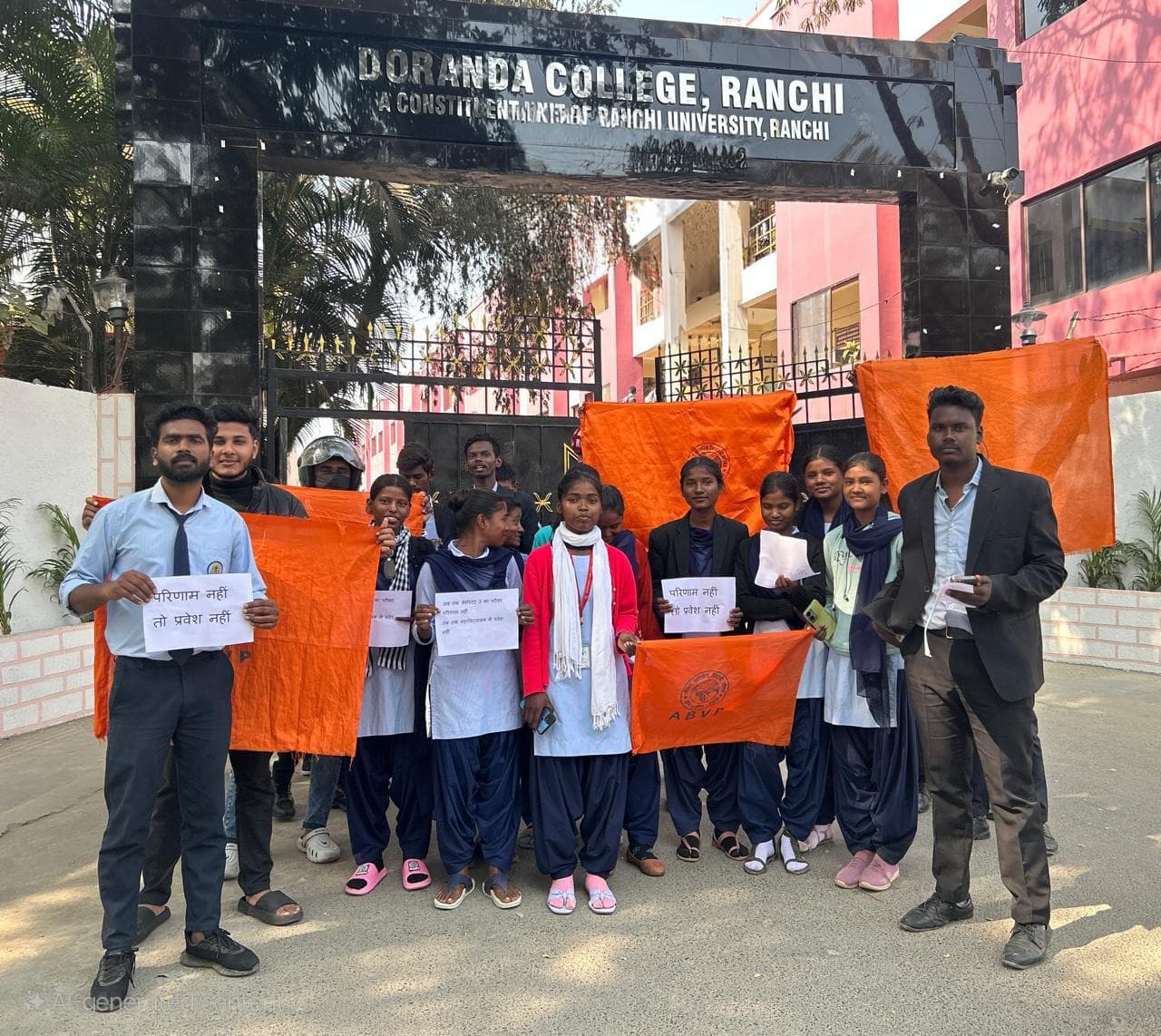 रांची के डोरंडा कॉलेज में छात्रा के उत्पीड़न और एचओडी की टिप्पणी के विरोध में प्रदर्शन करते छात्र।