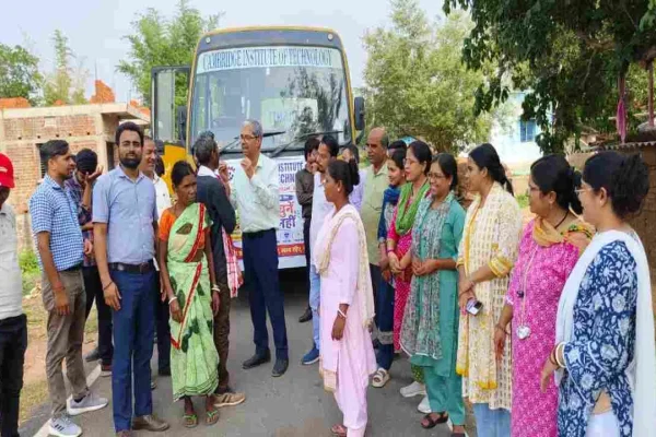 रांची के बहाया गांव में नशा मुक्त भारत अभियान के तहत शपथ लेते कैंब्रिज पॉलिटेक्निक के शिक्षक और ग्रामीण।