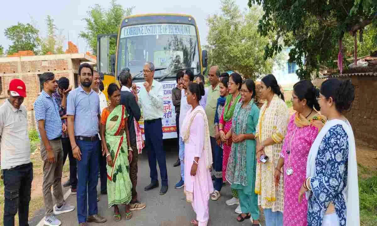 रांची के बहाया गांव में नशा मुक्त भारत अभियान के तहत शपथ लेते कैंब्रिज पॉलिटेक्निक के शिक्षक और ग्रामीण।