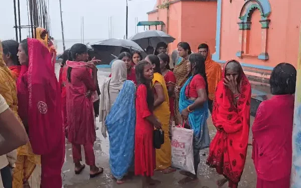 बाढ़ के उमानाथ घाट पर सुरक्षा अभियानों का प्रबंधन करते आपातकालीन बचाव दल और स्थानीय पुलिस कर्मी।